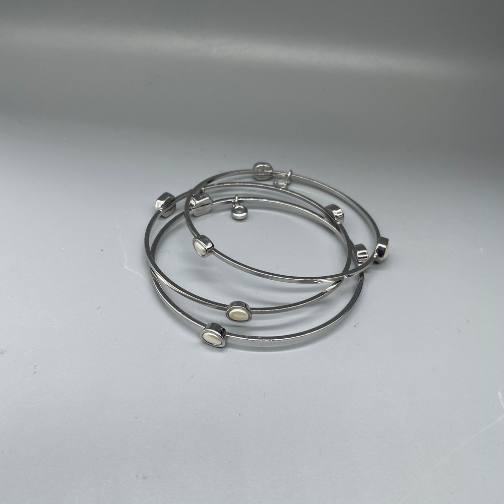 Set of 3 Silver Tone Faux Pearl Bangle Bracelets Minimalist Stackable Jewelry - Picture 3 of 4